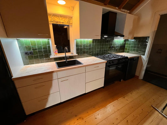 Binnenkijken: De magie van handgevormde groene Zelliges in een moderne keuken